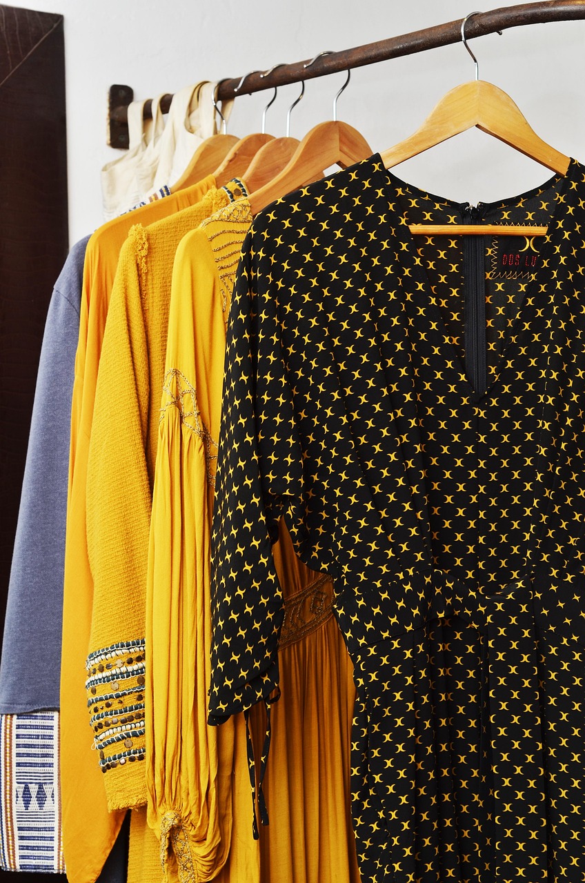 Welche Kleiderschnitte verbergen einen kleinen Bauch elegant?