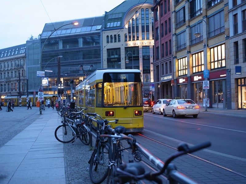 Straßenbahn links überholen: In welchen Fällen ist es 2026 erlaubt?
